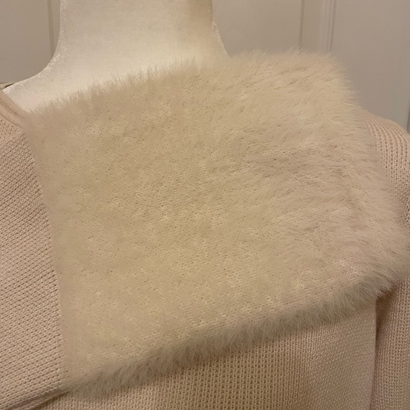 Cream sweater with faux fur cuffs - Picture 5 of 8